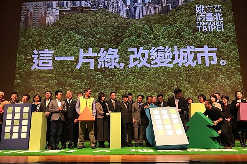 姚文智17日下午「正式宣布」參選台北市長，28名民進黨各派系立委，與14名台北市議員都到場出席，聲勢相當浩大。（圖片取自姚文智臉書）