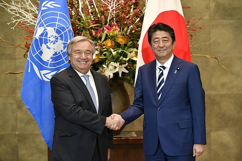 日本首相安倍14日會見聯合國秘書長古特瑞斯，兩人舉行會談，應對北韓非核化施壓。（美聯社）