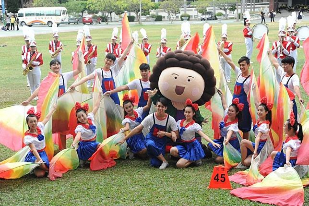 第12屆「OPEN大氣球遊行」將於16日盛大展開，陳菊在13日已前往會場為氣球進行打氣。（高雄市政府提供）