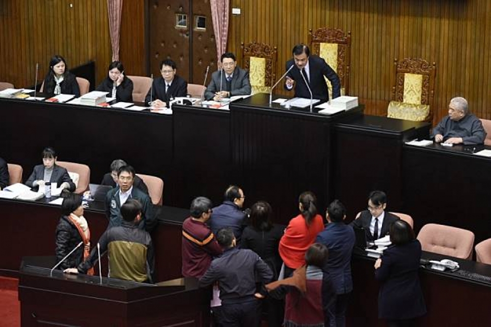 民進黨總召宣布9日將針對《勞基法》進行36小時不斷電表決。（攝影：葉信菉）