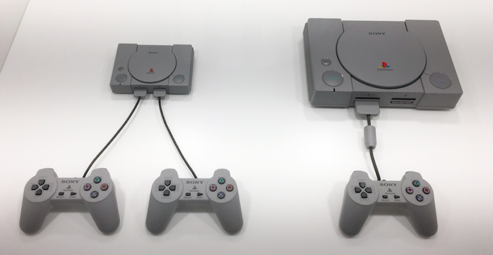 今天東京電玩展盛大開幕，PlayStation 初代主機迷你版實體也在現場展示出來。（圖片來源：Kotaku）