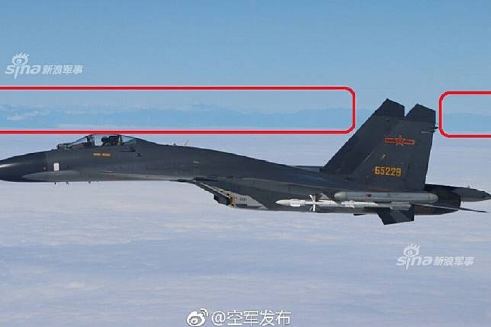 中國媒體將空軍公布的照片用紅筆畫出「台灣山脈」，還嘲笑「某攝影師沒拍到戰機」。（圖片取自mil.news.sina.com.cn）
