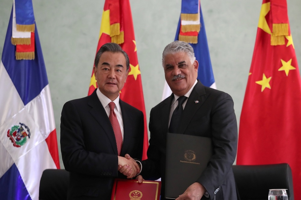 中國與多明尼加外長偕同出席使館啟用典禮。（湯森路透）