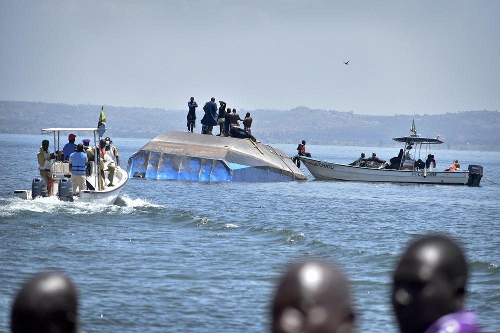 東非坦尚尼亞（Tanzania）的維多利亞湖20日發生重大船難。（美聯社）