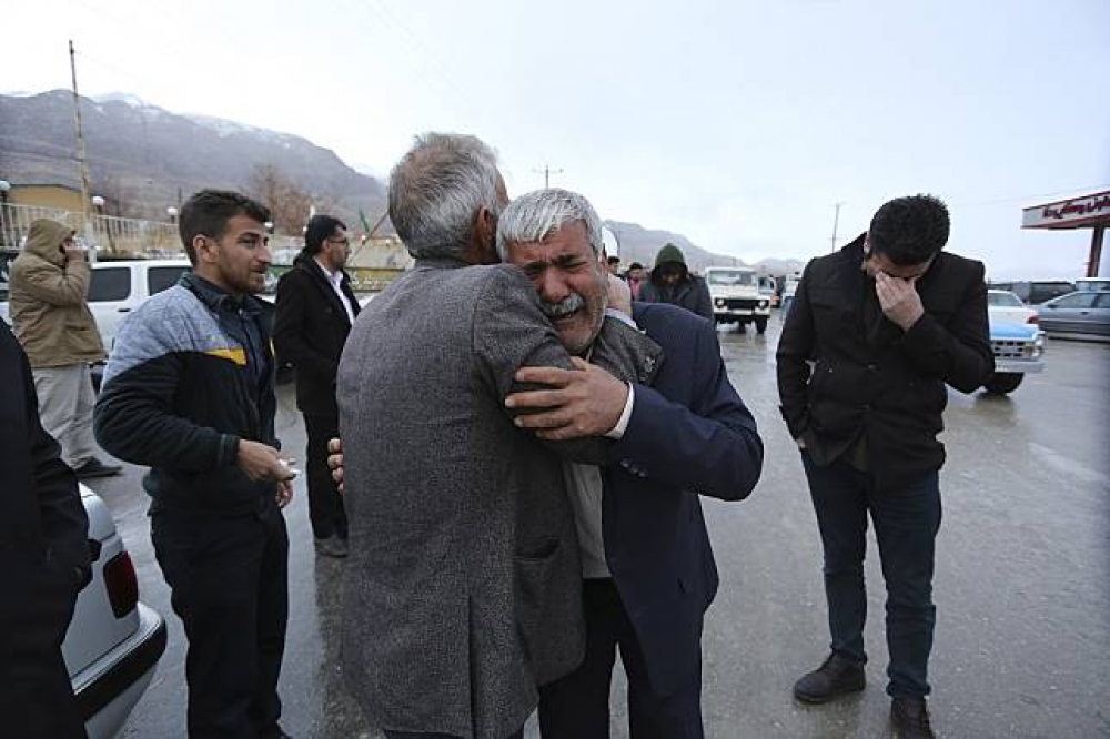 伊朗阿塞曼航空公司航班EP 3704墜機、旅客全數罹難消息一傳出，旅客家屬悲痛萬分。（美聯社）