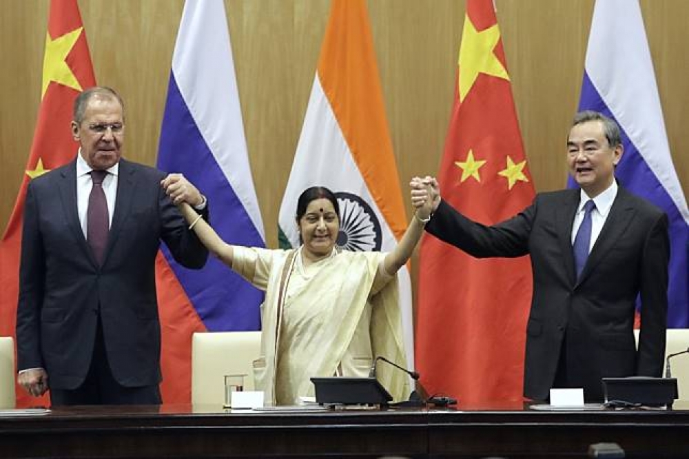由左至右依序是俄羅斯外長拉夫洛夫、印度外長史瓦拉吉和中國外長王毅。（美聯社）