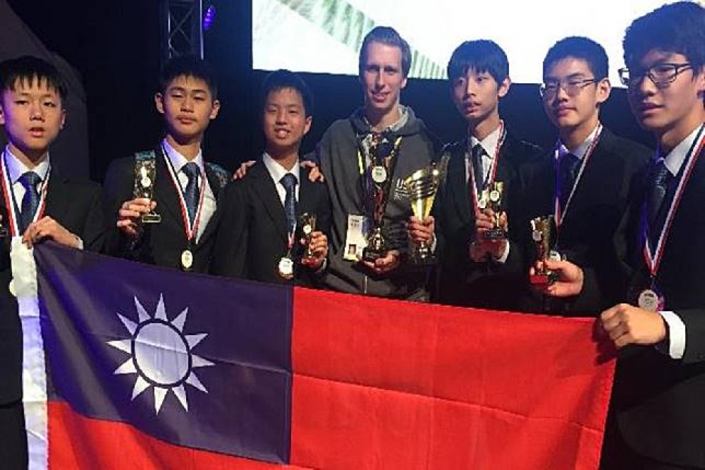 2017年第14屆國際中學科學奧林匹亞競賽，台灣6名代表學生均鍍金，勇奪國家總體排名第1。（圖片取自教育部）