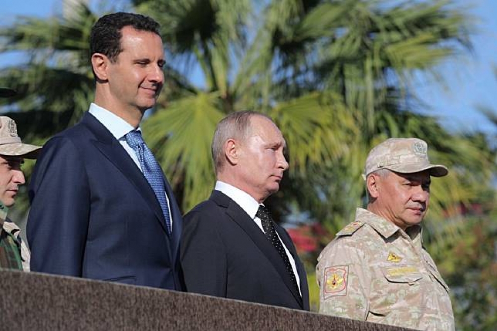 俄羅斯總統（Vladimir Putin）普京在敘利亞近拉塔基亞市（اللاذقية‎）的俄國空軍基地赫密尼姆（Хмеймим）會面敘利亞總統阿塞德總統（Bashar al-Assad）。（湯森路透）