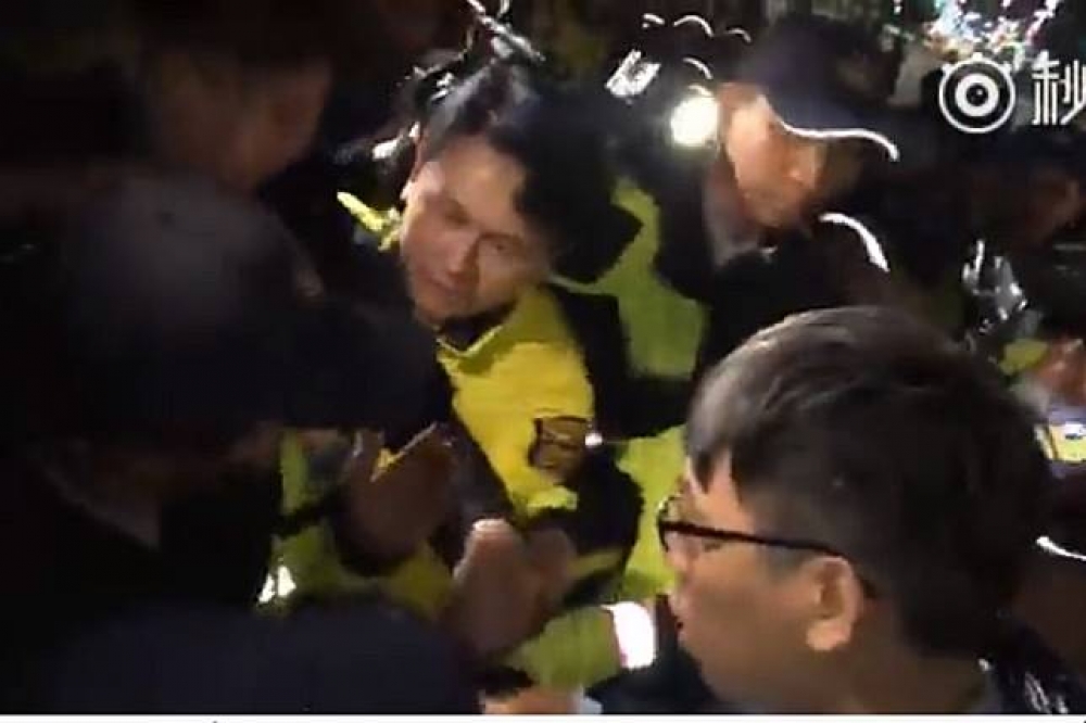 近日網路瘋傳一段影片，警方8日凌晨強勢驅離時力時，一名女警向黃國昌大喊「委員你的助理正在推我的胸部」。（圖片取自YouTube）
