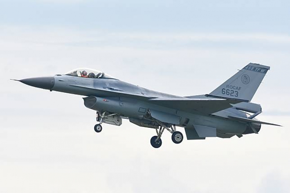 國防部對於中國擅自啟用航路，表示強烈反對。圖為我國F-16戰機。（攝影：葉信菉）