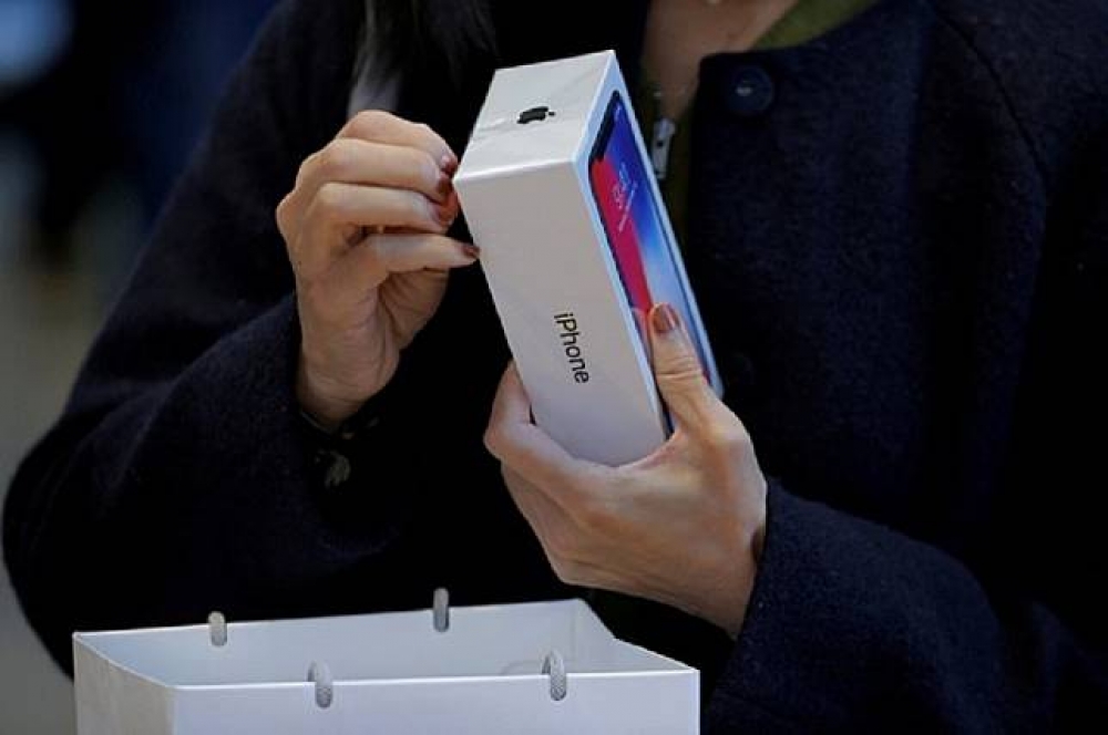 知名分析師指出，明年蘋果將推出電池電量更大的iPhone手機。（湯森路透）