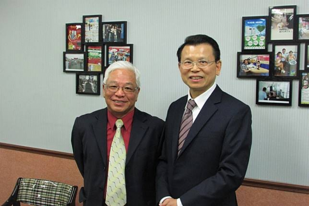 憶聲電子董事長趙登榜(左)與憶聲電子總經理張鏡湖(右)合影。(攝影：陳彥邦)