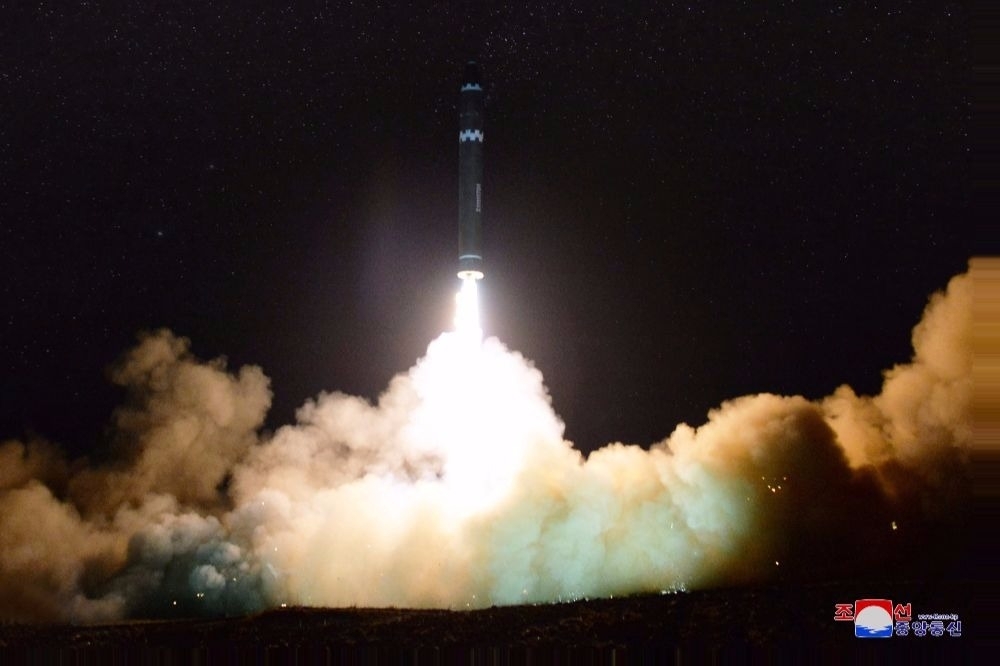 北韓11月29日發射新型洲際彈道飛彈（ICBM）「火星-15型」，朝鮮半島情勢升溫。（湯森路透）