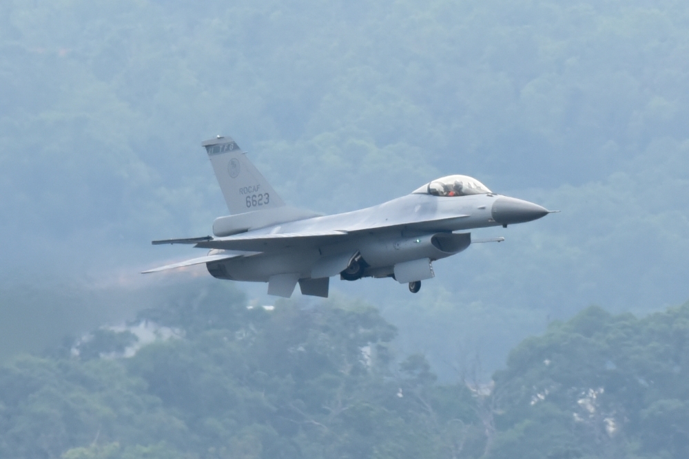 7日上午，中國解放軍轟炸機逼近我國領空，遭F-16戰鬥機升空攔截驅離，圖為去年11月22日空軍清泉崗開放F-16戰機側飛。（攝影：葉信菉）
