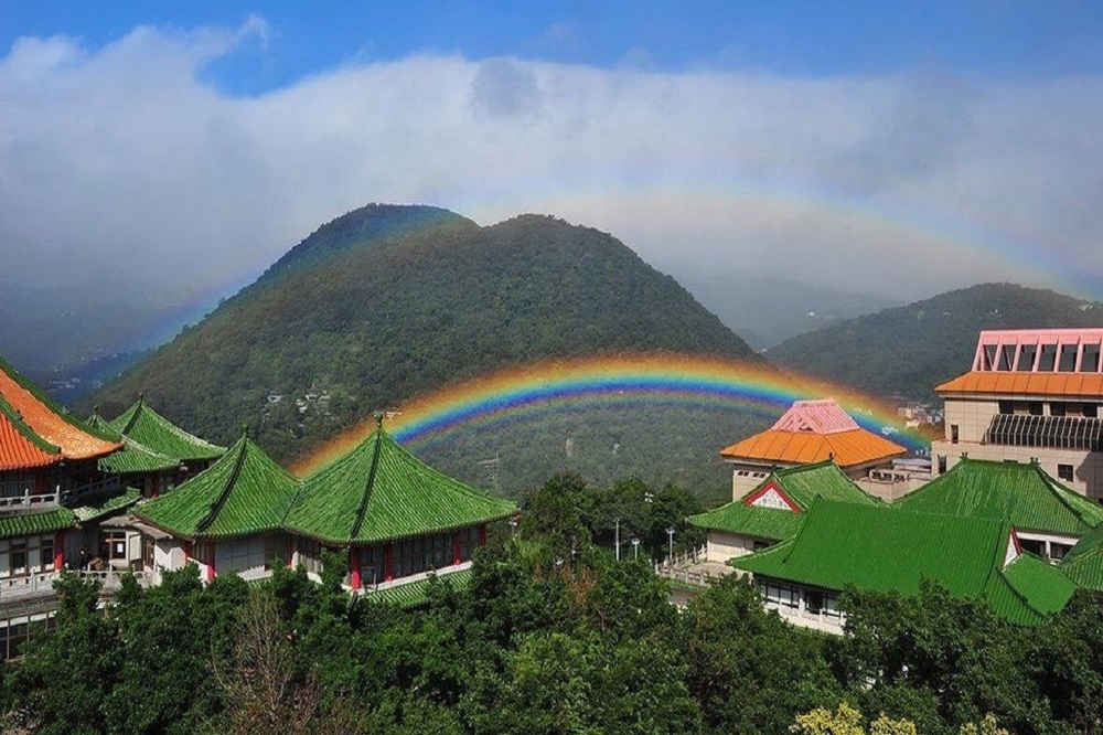11月30日出現在文化大學上空的彩虹。（取自中國文化大學）