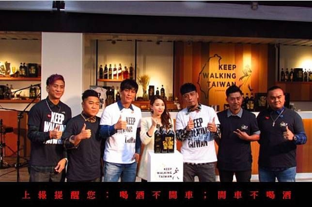 帝亞吉歐行銷協理陳芝希(中)與金曲獎最佳新人樂團Boxing於信義區揭開KEEP WALKING TAIWAN Bar序幕。(攝影：陳彥邦)