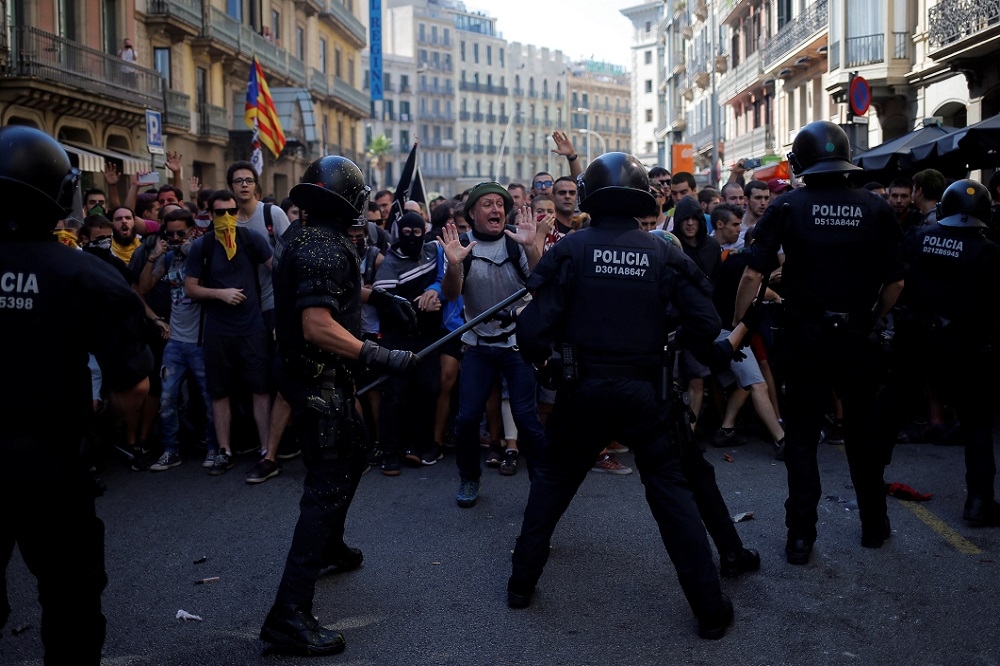 西班牙加泰隆尼亞（Catalonia）2017年舉行獨立公投未果，時隔1年舉行抗議示威活動和統派人士、警察發生衝突。（湯森路透）