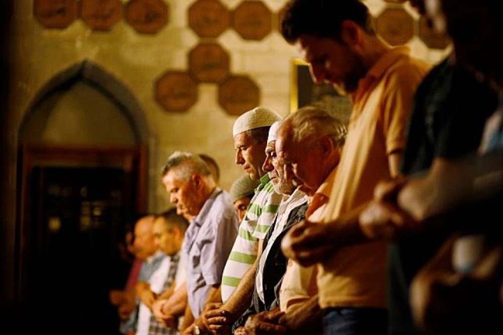 穆斯林於清真寺內禱告。（湯森路透）