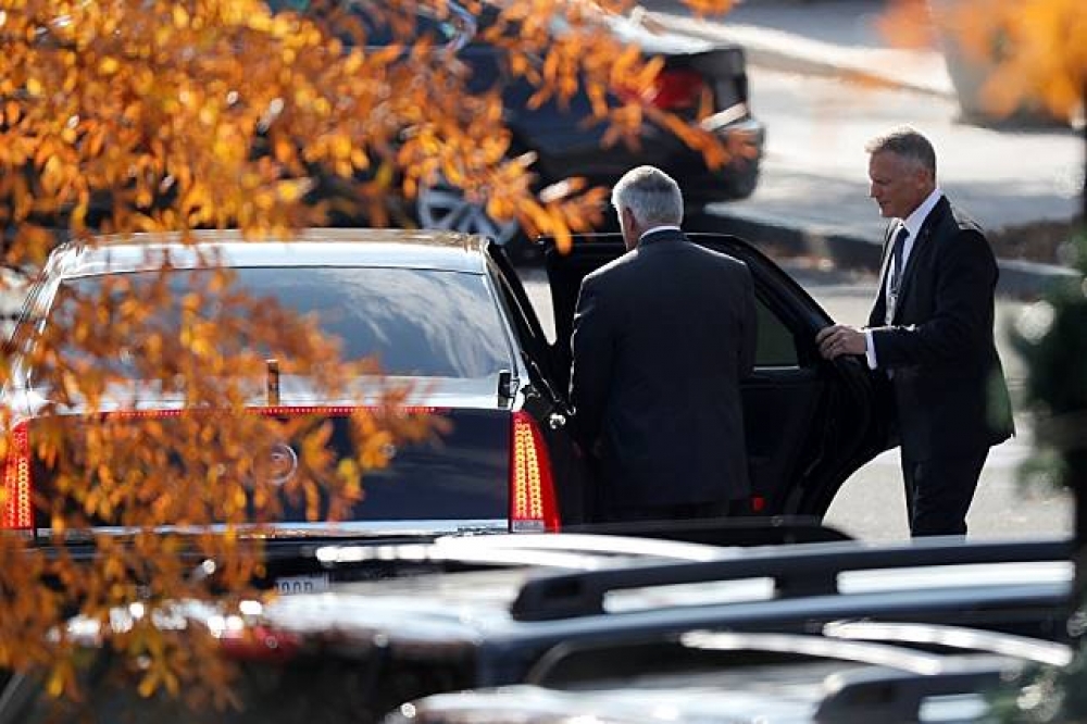 美國現任國務卿提勒森11月30日搭車離開白宮。（湯森路透）