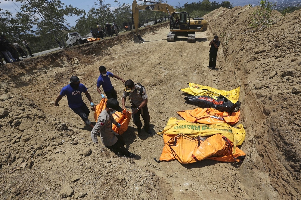 印尼政府已經啟動集體土葬作業。（美聯社）
