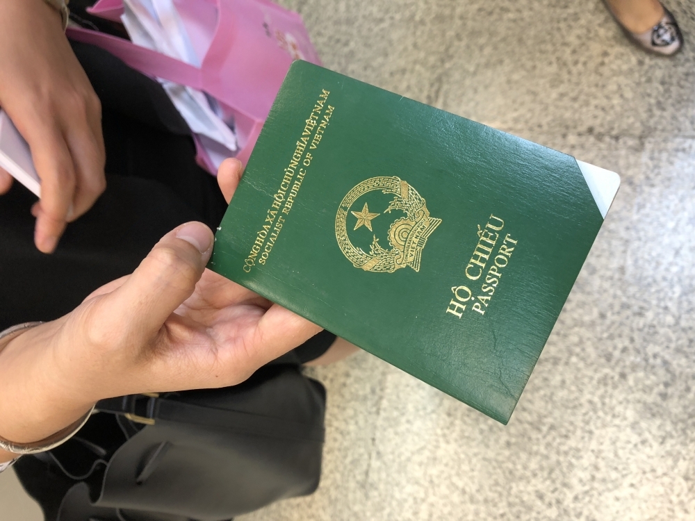 秀出象徵失去越南國籍的遭剪角護照，桃園市蒲公英新移民服務協會理事范金荷說，「台灣是講人權的，不要把外籍人士當球來踢。」（攝影：王怡蓁）