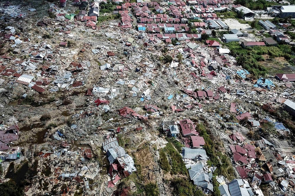 印尼蘇拉威西島發生海嘯後的村莊情形。（湯森路透）