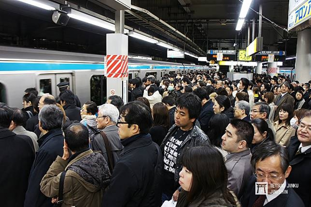 首都圈每到上下班時間，月台上就是塞滿通勤人潮。（攝影：陳威臣）
