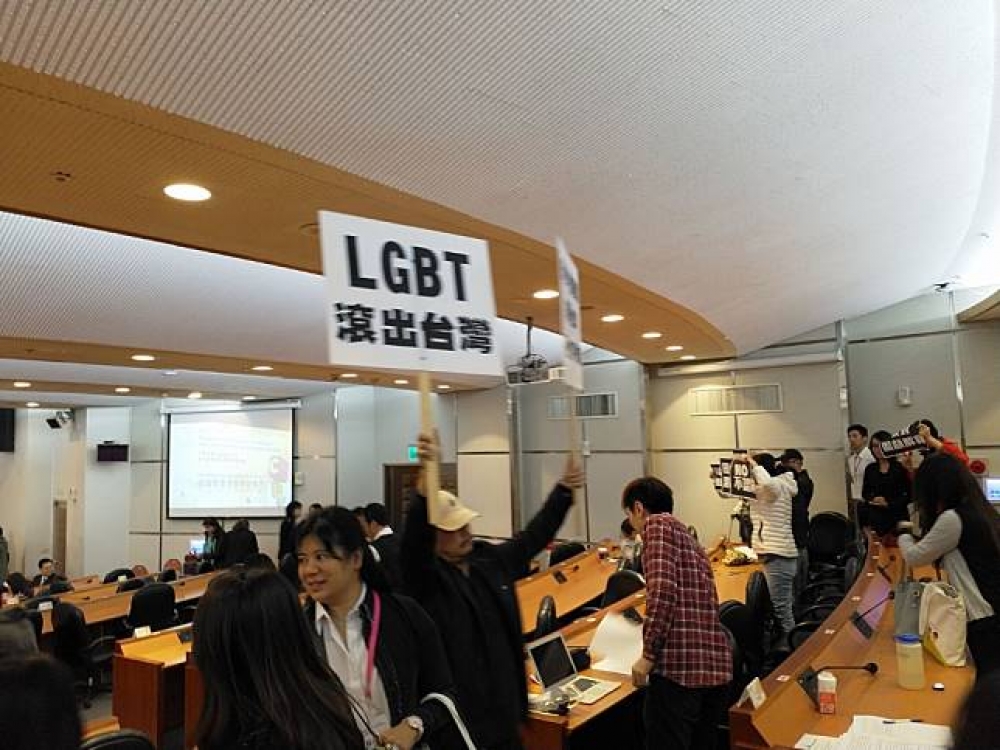 《兒童權利公約》國際審查委員會24日對台灣首度提出的國家報告發表結論意見，不過有號稱「家長代表」的團體與在場的人高舉「LGBT滾出台灣」的標語，並爆發肢體衝突。（圖片取自陳致遠臉書）