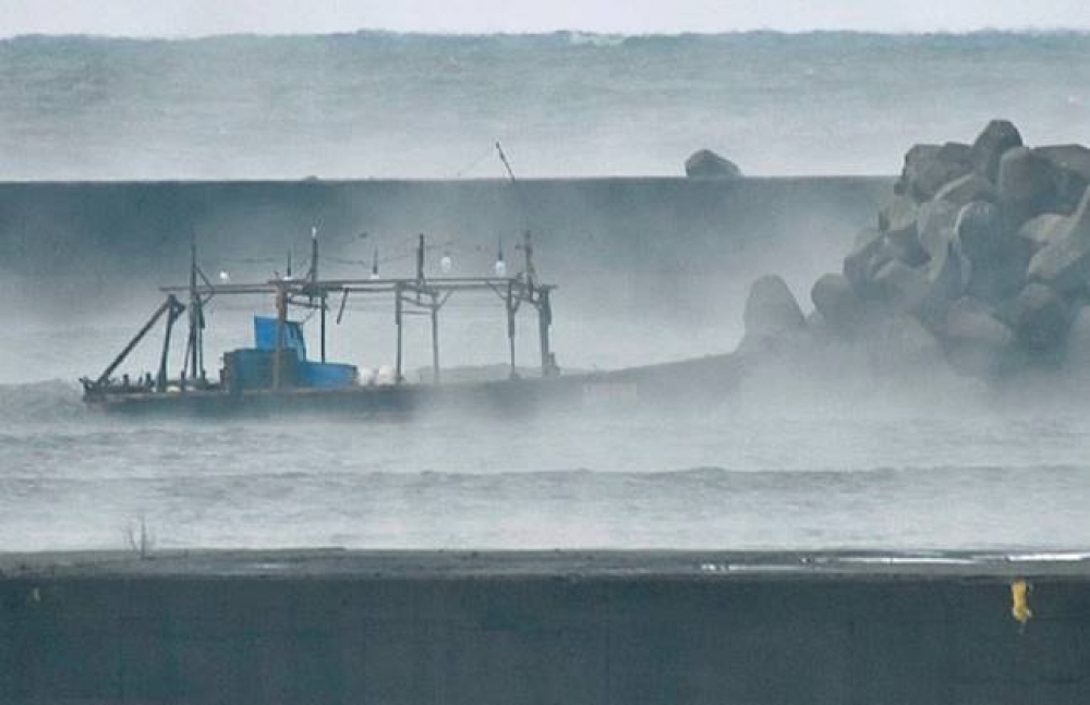 一艘載有8名漁夫的北韓木製小船24日被發現漂流至日本由利本庄市的海岸。（湯森路透）