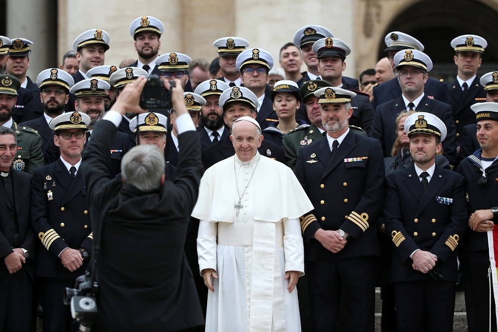 教宗21日接見一組西班牙海軍人員。（湯森路透）