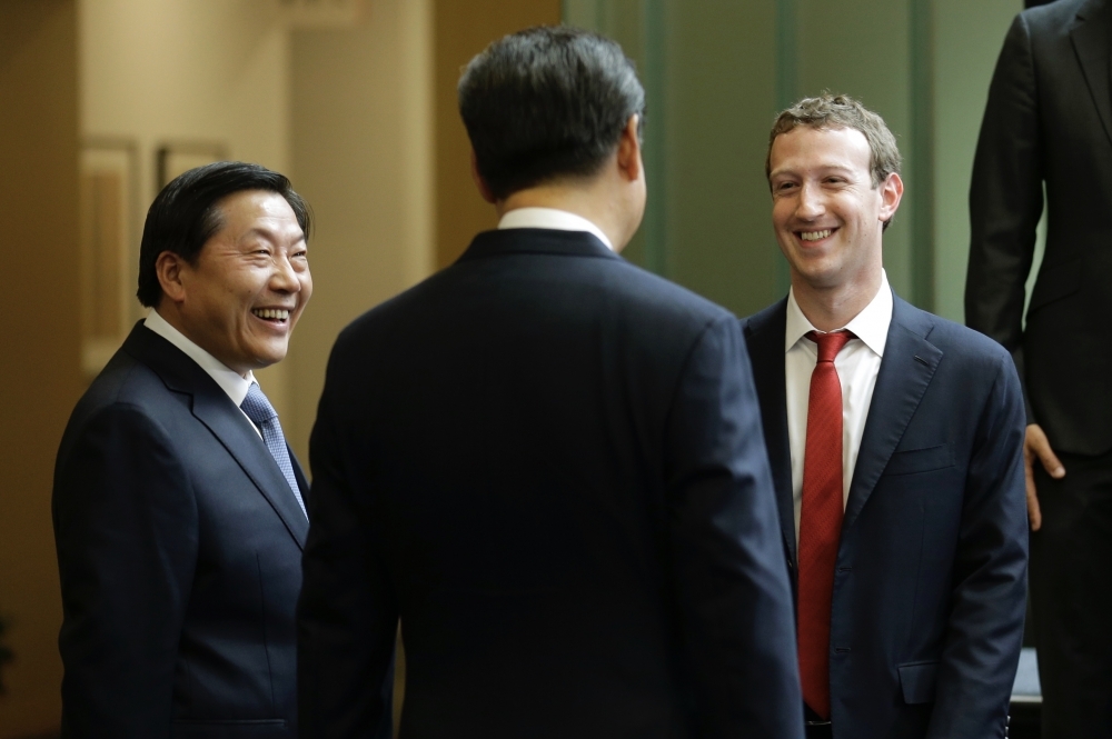 魯煒曾於2015年陪同習近平與Facebook執行長祖克柏會面。（美聯社）