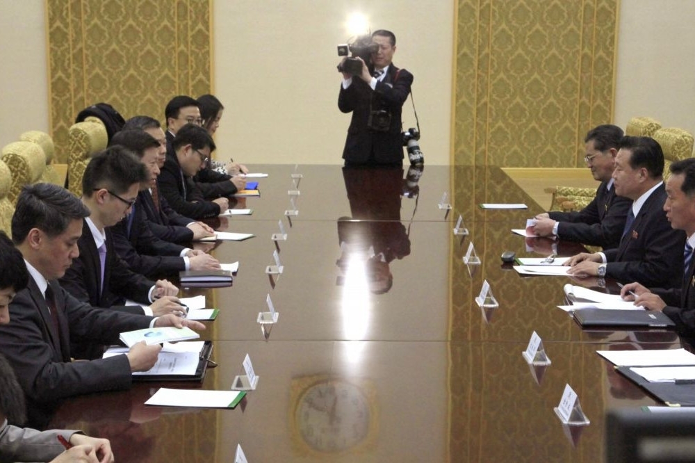 中國北韓進行會議時，桌上沒有水杯。（AP）