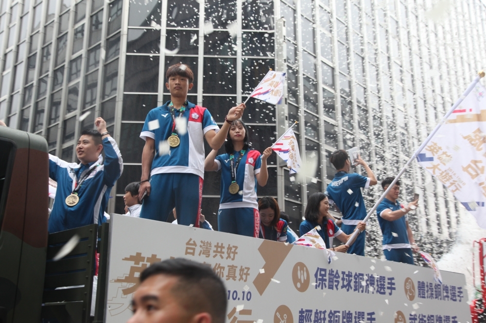 為了替亞運代表團喝采，10日特別舉辦「台灣共好 有你真好」亞運台灣英雄暨國慶花車大遊行。（攝影：張哲偉）