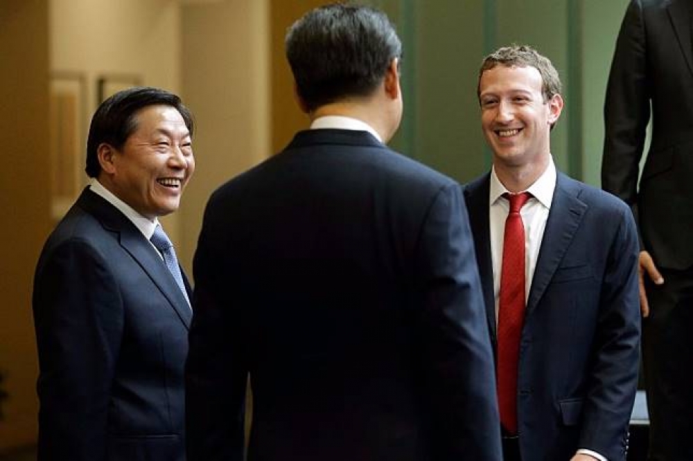魯煒（左一）曾於2015年陪同習近平（中）與Facebook執行長祖克柏（右一）會面。（美聯社）