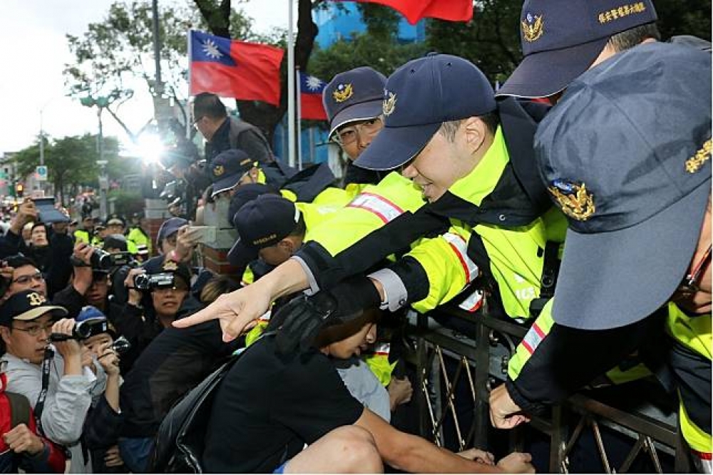 抗議的勞團與警方發生激烈衝突。（攝影：李隆揆）