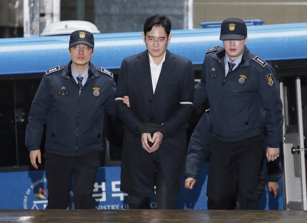 韓國前總統因閨密的醜聞事件下台，也意外揭露了包含三星接班人李在鎔在內的韓國大財閥與韓國政府的勾結關係。（美聯社）