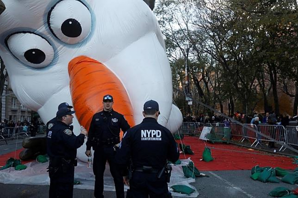 遊行登場前，紐約警方聚集於現場。（湯森路透）