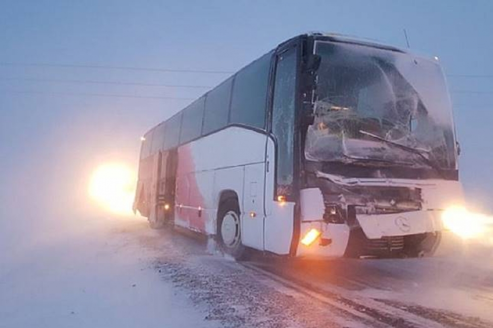 一輛載有至少25名台灣旅客的巴士在冰島東北部發生車禍，造成6人受傷；其中1人傷勢嚴重，已出動救護車救援，而事發原因仍待調查中。（圖片取自Iceland Magazine）