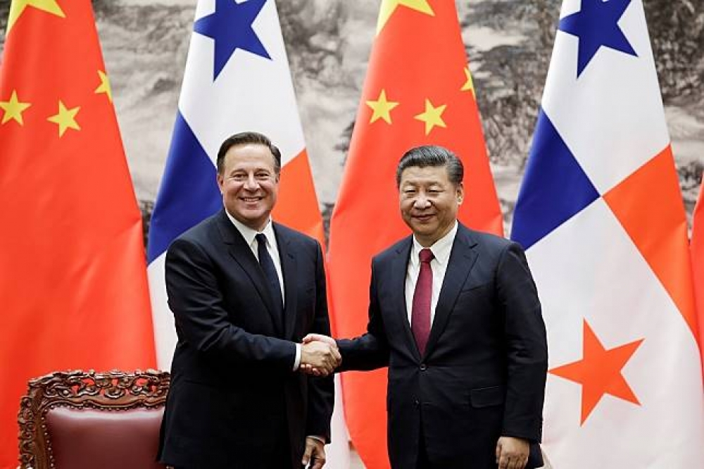 巴拿馬總統瓦雷拉（左）與中國國家主席習近平（右）日前進行會面。（湯森路透）
