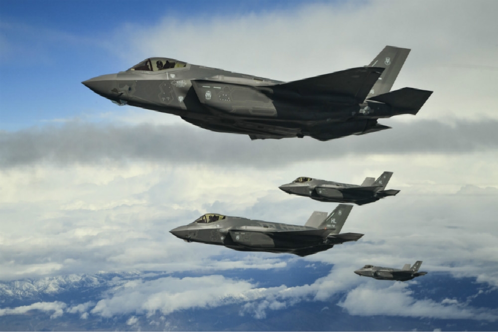 最新型五代戰機、三架美軍F-35A戰機並列飛行。（圖片取自美國空軍）