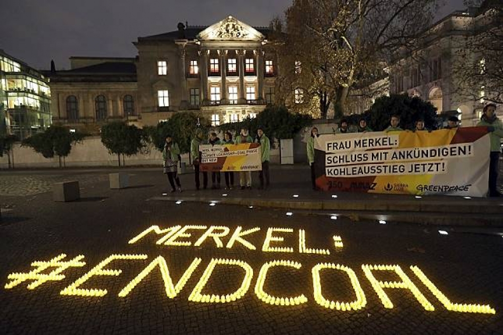 在柏林，德國五個重環保議題的政黨組織集會，祈梅克爾能終結燃煤。（美聯社）