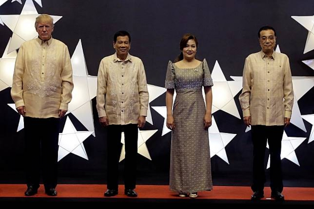 從左至右依序為美國總統川普、菲律賓總統杜特蒂、其伴侶艾凡謝娜及中國國務院總理李克強。（湯森路透）