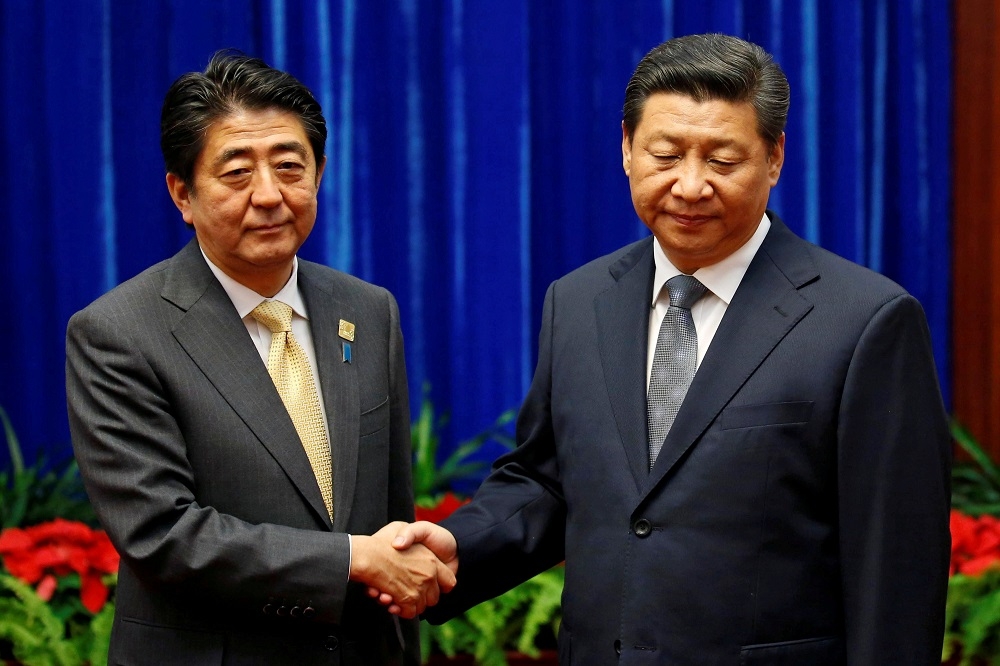 日本首相安倍晉三（左）預定25～27日訪問中國，將會面中國國家主席習近平（右）。（湯森路透）