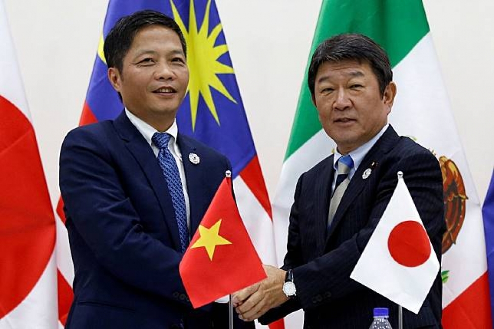 日本經濟產業大臣茂木敏充（Toshimitsu Motegi）（右）與越南工商部長陳俊英（Tran Tuan Anh）（左）。（湯森路透）