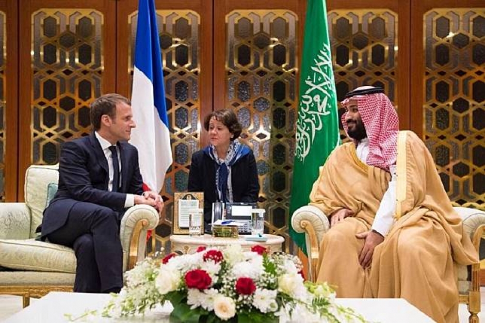 法國總統馬卡洪9日與沙國王儲薩勒曼於利雅德會面。（湯森路透）