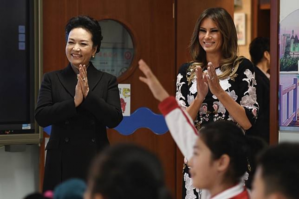 美國第一夫人梅蘭尼亞（圖右）在中國第一夫人彭麗媛（圖左）陪同下，參訪北京板廠小學。（美聯社）
