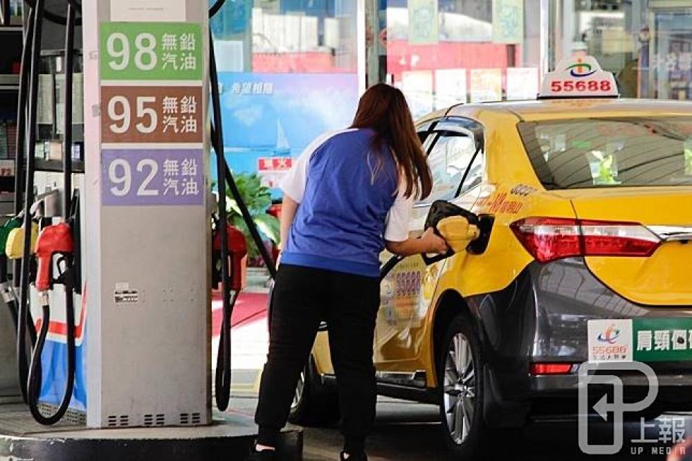 中油公司宣布，自6日凌晨零時開始，調漲各式汽油價格每公升0.5元、各式柴油價格每公升0.6元。（攝影：李隆揆）