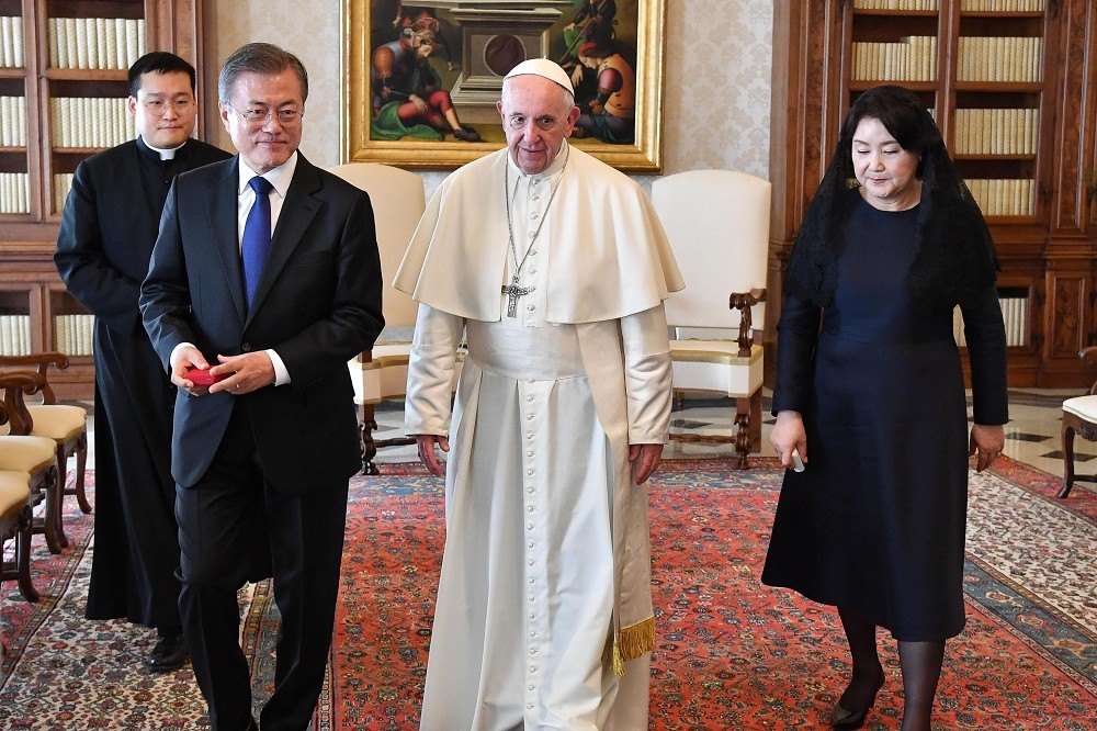 南韓總統文在寅夫婦訪問梵蒂岡，與天主教教宗方濟各會面。（美聯社）