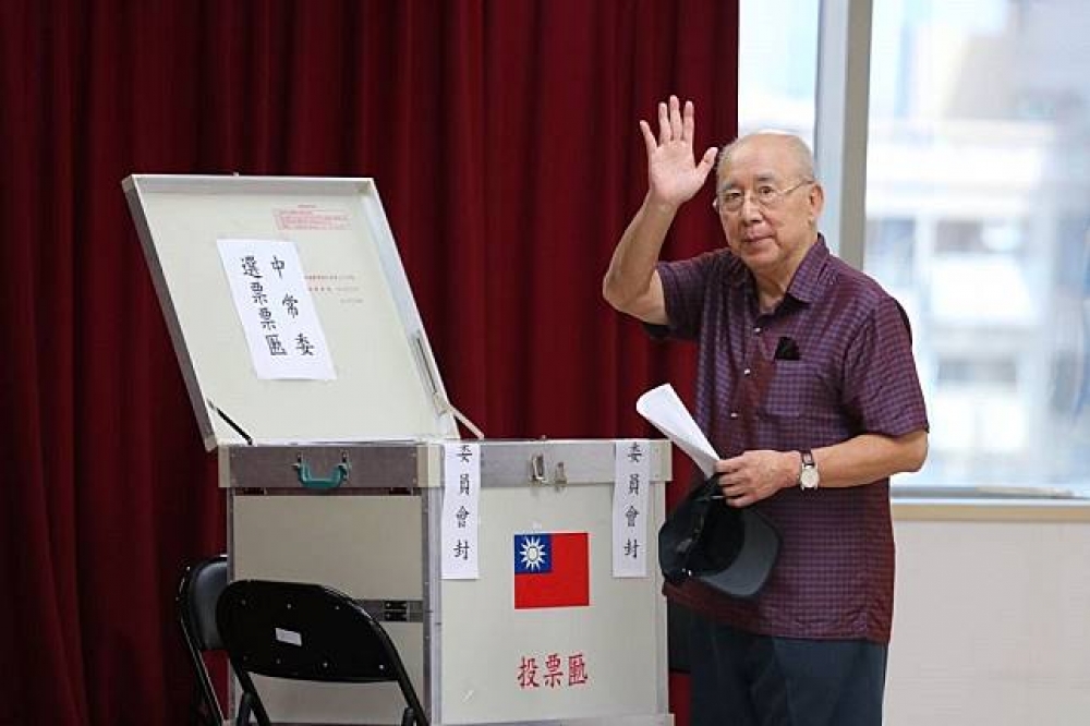 中國國民黨中央常務委員選舉1日登場，競爭激烈，連國民黨前主席吳伯雄也忽然現身投票所。（攝影：李隆揆）