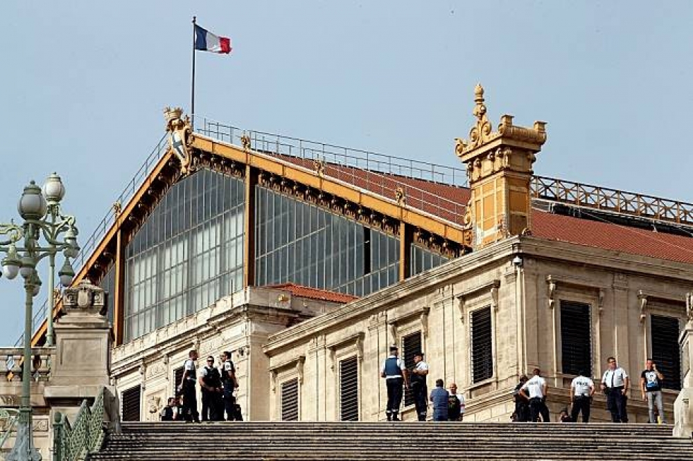 法國馬賽聖夏勒火車站發生攻擊事件後，警方於外維安。（湯森路透）